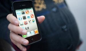 2 telefon mobil distanta de cap