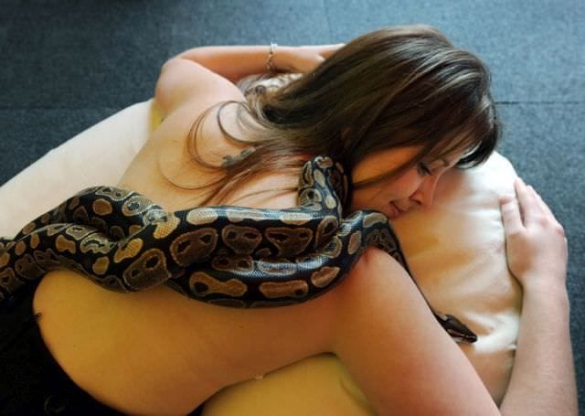 Asta e ultima moda de relaxare MASAJUL CU SERPI! FOTO10