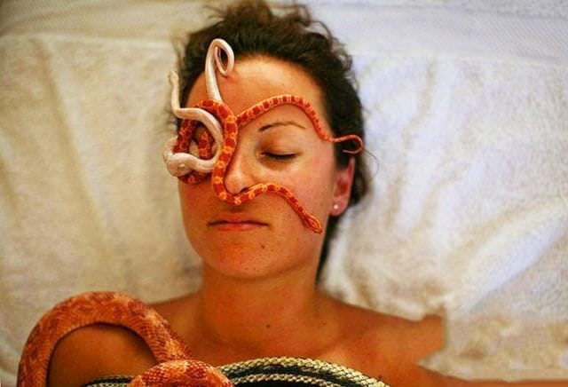 Asta e ultima moda de relaxare MASAJUL CU SERPI! FOTO4