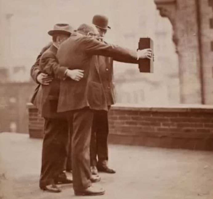IMAGINI DE COLECTIE! Cele mai vechi SELFIE-uri din ISTORIE!2