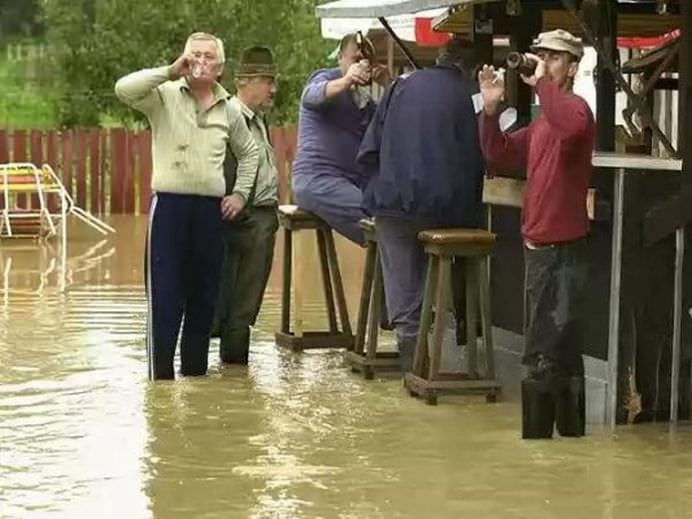 TOP 10 POZE care prezinta PENIBILUL la INUNDATIILE din Romania!2