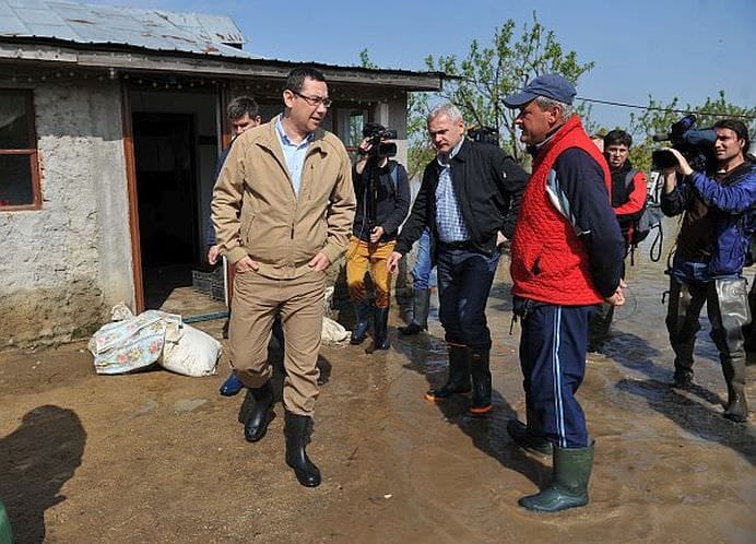 TOP 10 POZE care prezinta PENIBILUL la INUNDATIILE din Romania!3