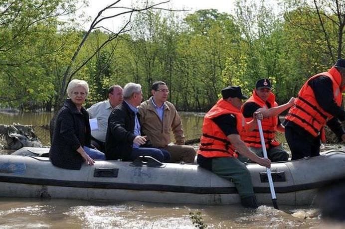 TOP 10 POZE care prezinta PENIBILUL la INUNDATIILE din Romania!8