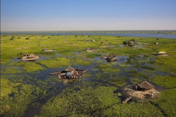 IMAGINI INCREDIBILE cu SATELE PLUTITOARE din MLASTINILE AMAZONULUI!2
