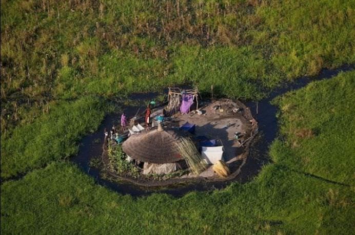 IMAGINI INCREDIBILE cu SATELE PLUTITOARE din MLASTINILE AMAZONULUI!3