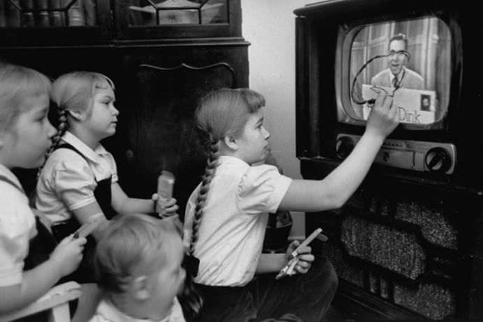 IMAGINILE CARE NE ARATA CAT DE IMPORTANT A FOST TELEVIZORUL IN VIATA OAMENILOR!9