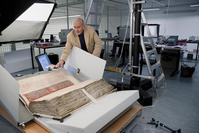 BIBLIA DIAVOLULUI contine cele mai nebanuite SECRETE ALE VIETIICantareste 70 de kg si a fost scrisa de un calugar intr-o noapte sub indrumarea lui SATAN2