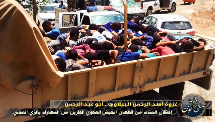 IMAGINI SOCANTE cu executiile a zeci de militari irakieni capturati de gruparea SIIL, afiliata AL-QAIDA!4