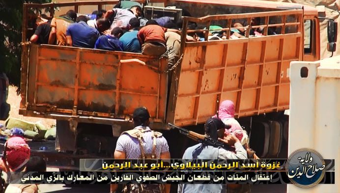 IMAGINI SOCANTE cu executiile a zeci de militari irakieni capturati de gruparea SIIL, afiliata AL-QAIDA!7