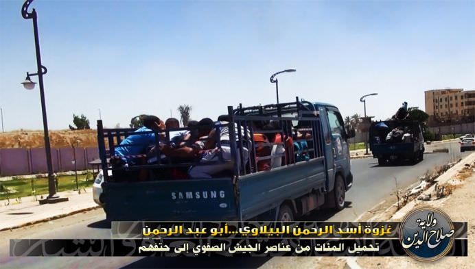 IMAGINI SOCANTE cu executiile a zeci de militari irakieni capturati de gruparea SIIL, afiliata AL-QAIDA!9