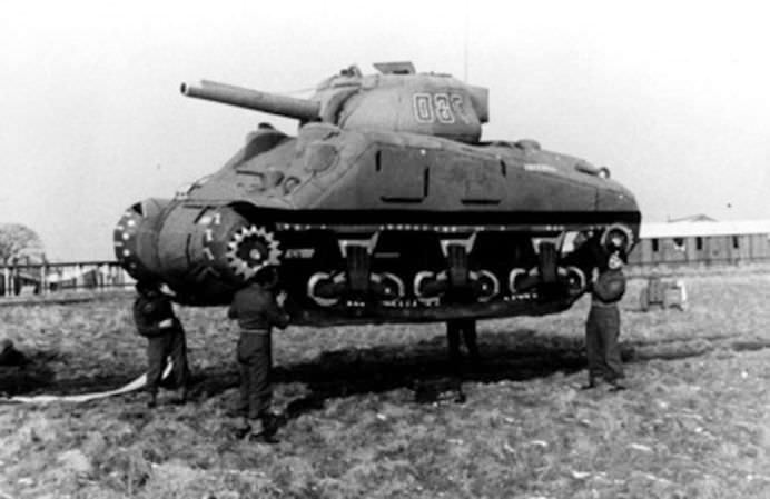 IMAGINI inedite cu ARMATA FANTOMA care l-a pacalit pe HITLER in Al Doilea Razboi Mondial! FOTO + VIDEO