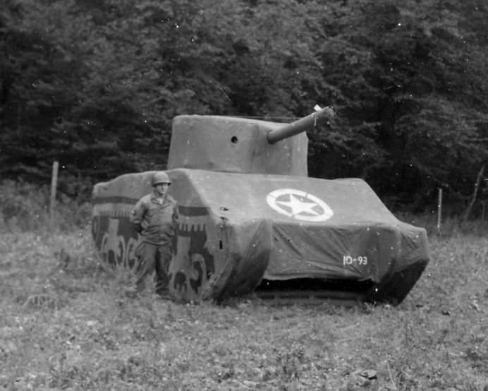 IMAGINI inedite cu ARMATA FANTOMA care l-a pacalit pe HITLER in Al Doilea Razboi Mondial! FOTO + VIDEO5