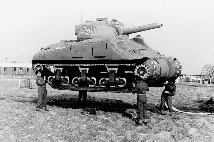 IMAGINI inedite cu ARMATA FANTOMA care l-a pacalit pe HITLER in Al Doilea Razboi Mondial! FOTO + VIDEO6