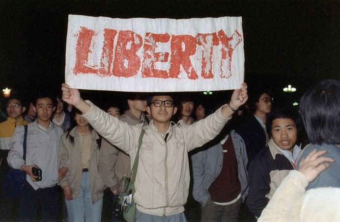 Nu se va uita niciodata! S-au implinit 25 de ani de la MASACRUL DIN PIATA TIANANMEN! FOTO + VIDEO2