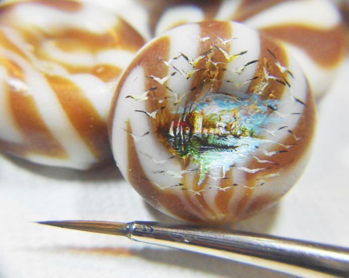 PICTURI INCREDIBILE realizate pe alimente si obiecte minuscule! Cum poate face asta10