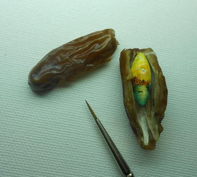 PICTURI INCREDIBILE realizate pe alimente si obiecte minuscule! Cum poate face asta15