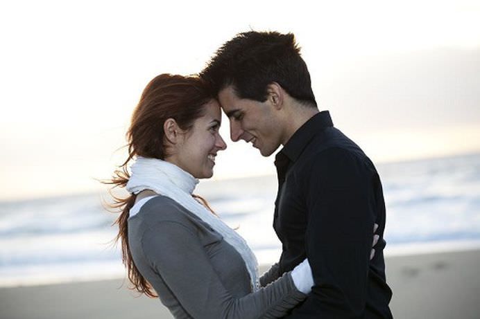 TOP 10 Semne evidente ca flirteaza cu tine!9