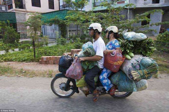 Cate lucruri crezi ca incap pe un scuter IMAGINI INEDITE care ilustreaza cate obiecte pot cara motociclistii din Vietnam! 11