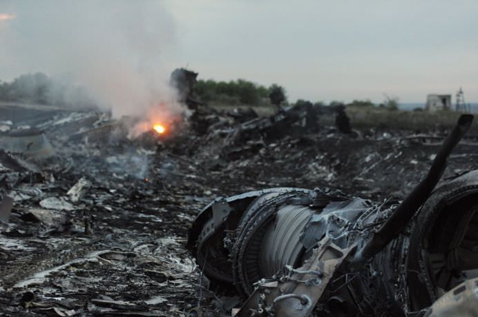IMAGINI DRAMATICE cu AVIONUL Malaysia Airlines DOBORAT in UCRAINA! FOTO