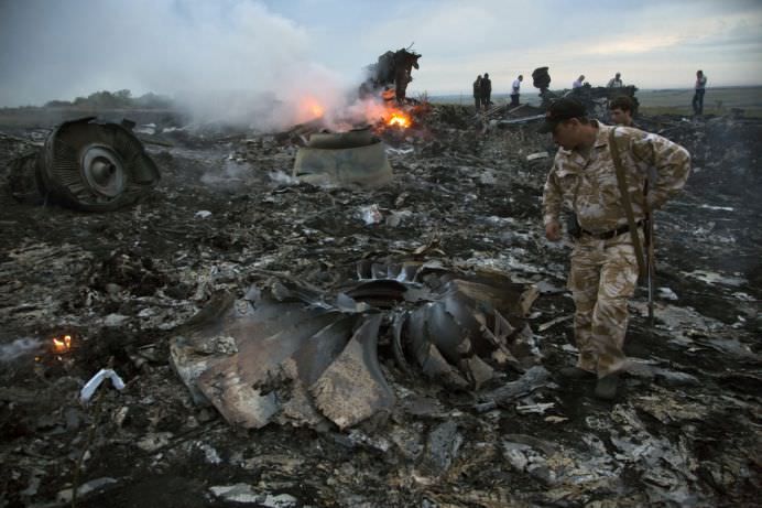 IMAGINI DRAMATICE cu AVIONUL Malaysia Airlines DOBORAT in UCRAINA! FOTO