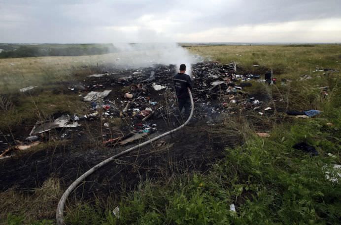IMAGINI DRAMATICE cu AVIONUL Malaysia Airlines DOBORAT in UCRAINA! FOTO