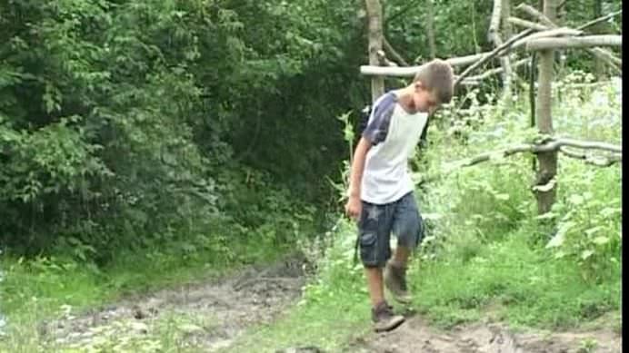 POVESTEA TRISTA a baietelului de 11 ani din ROMANIA care a trait cateva luni singur la marginea unei paduri!1