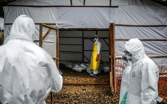IMAGINI DE GROAZA care arata suferinta oamenilor infectati cu virusul EBOLA!5