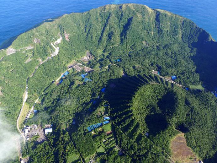 IMAGINI care prezinta VIATA celor peste 200 de japonezi care traiesc in interiorul unui vulcan activ!2