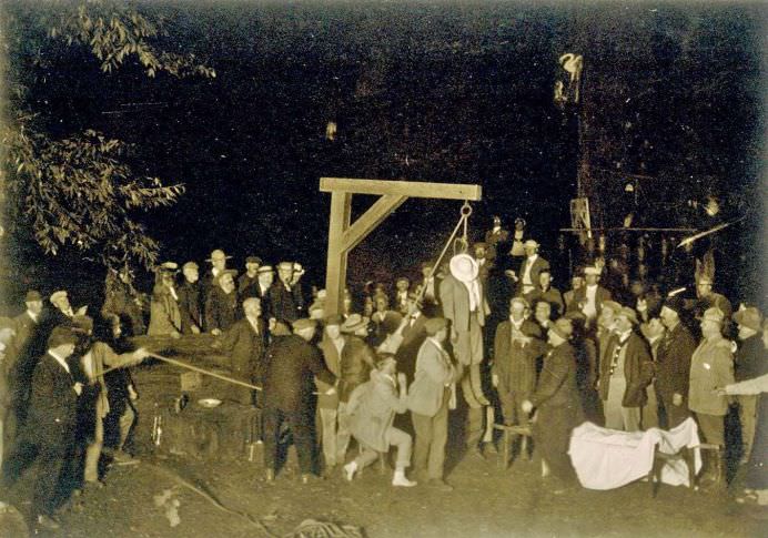 Bohemian Grove Secretele murdare de la Casa Alba... satanism, pedofilie si homosexualitate! VIDEO2
