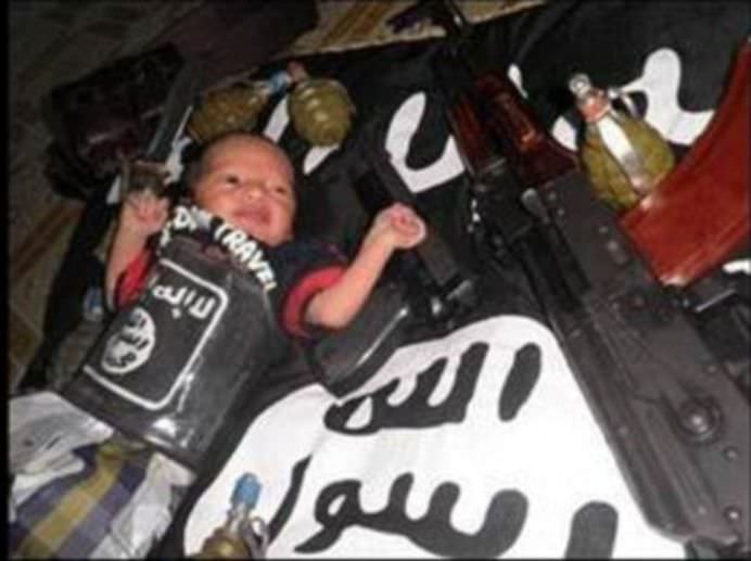 Lumea s-a INGROZIT la vederea acestei FOTOGRAFII SOCANTE! Cum este prezentat BEBELUSUL JIHADIST! FOTO1