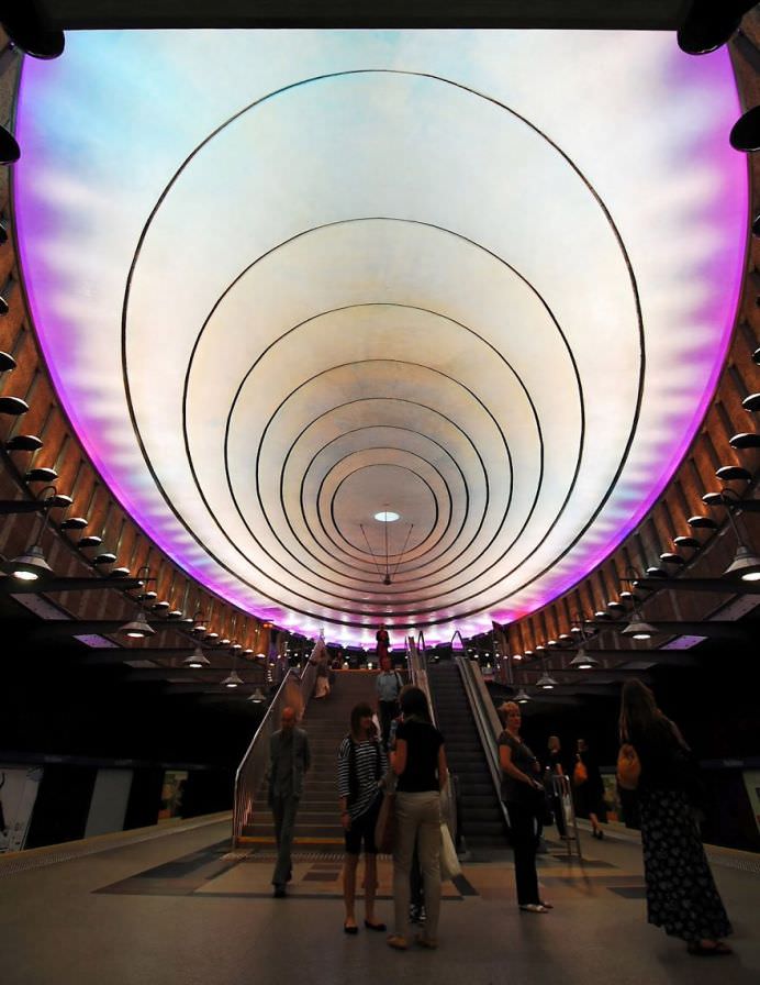 IMAGINI DESPRINSE de pe alt PAMANT! Incursiune in cele mai frumoase 30 de STATII DE METROU din lume!27