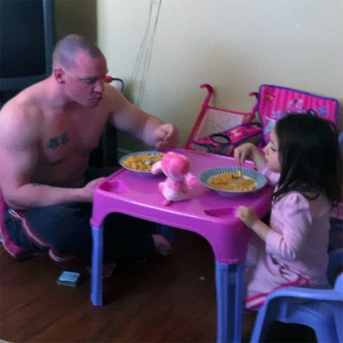 Titlul de cel mai bun tata in 2014 merge la... IMAGINI HAIOASE cu tatici in situatii EXTREME!4