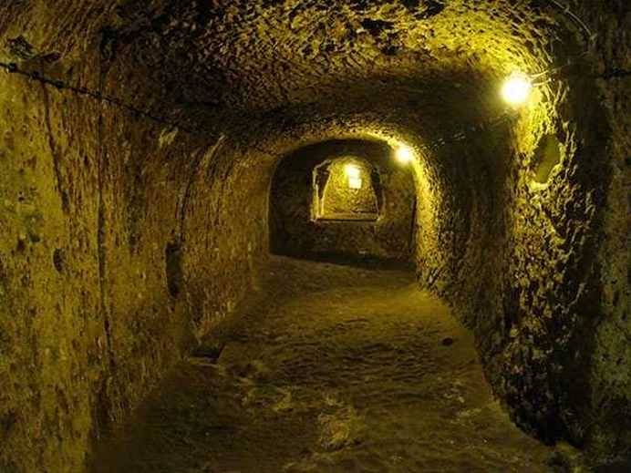 tunelul Derinkuyu din Turcia